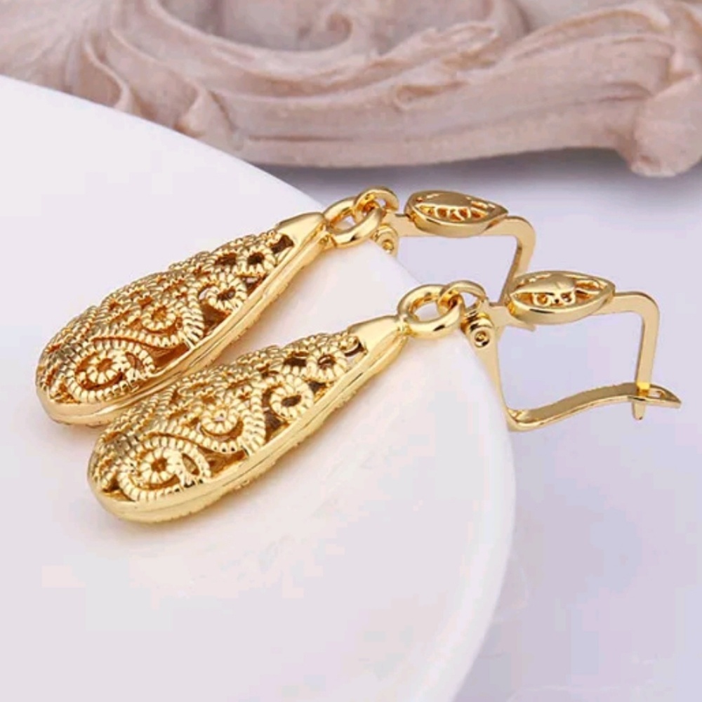 14kt gold filigree drop diamond cut earrings